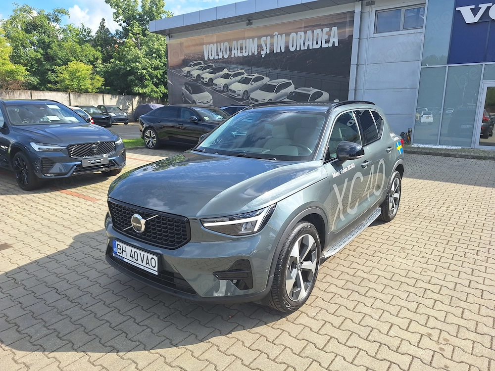 Volvo XC40 Plus Dark B3 AT7 FWD