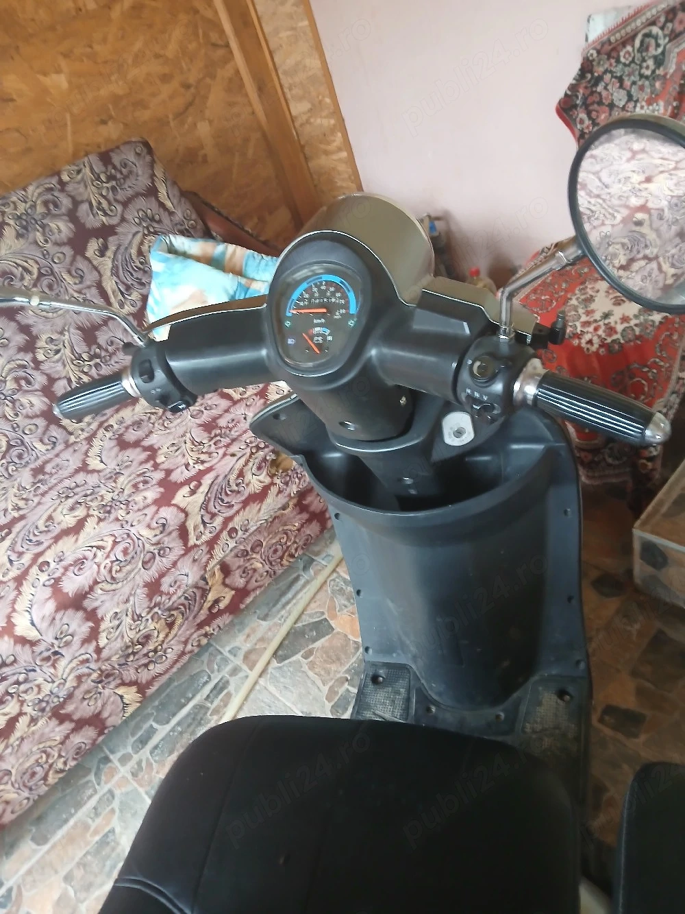 vând triciclu electric moped ân stare foarte bună  baterii noi pe iel merge cu 25 km oră la 