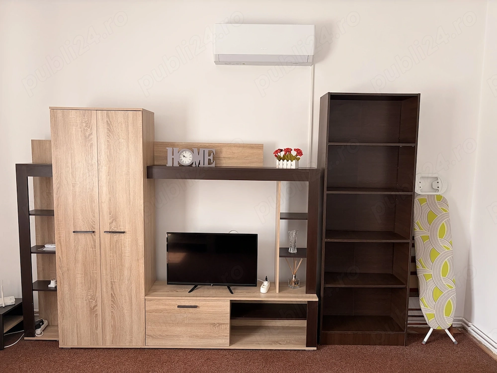 Închiriez apartament la casă în zona centrală.
