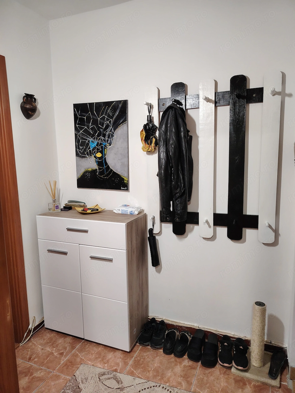 Vând apartament 4 camere parter 
