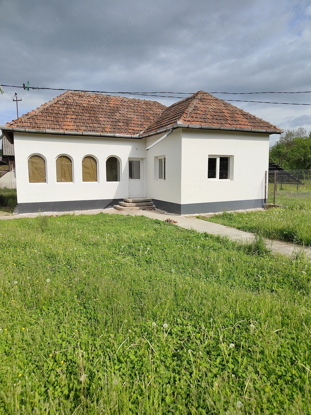   VÂND CASĂ ÎN CAPU Piscului Godeni judetul Arges   