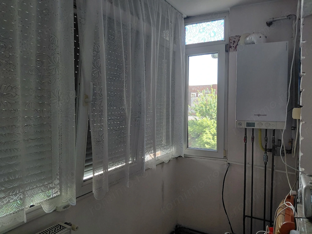 ap 3 camere foarte spatios 70 mp utili cu 2 bai si 2 balvoane etaj 3 Complexul Studentesc cu boxa