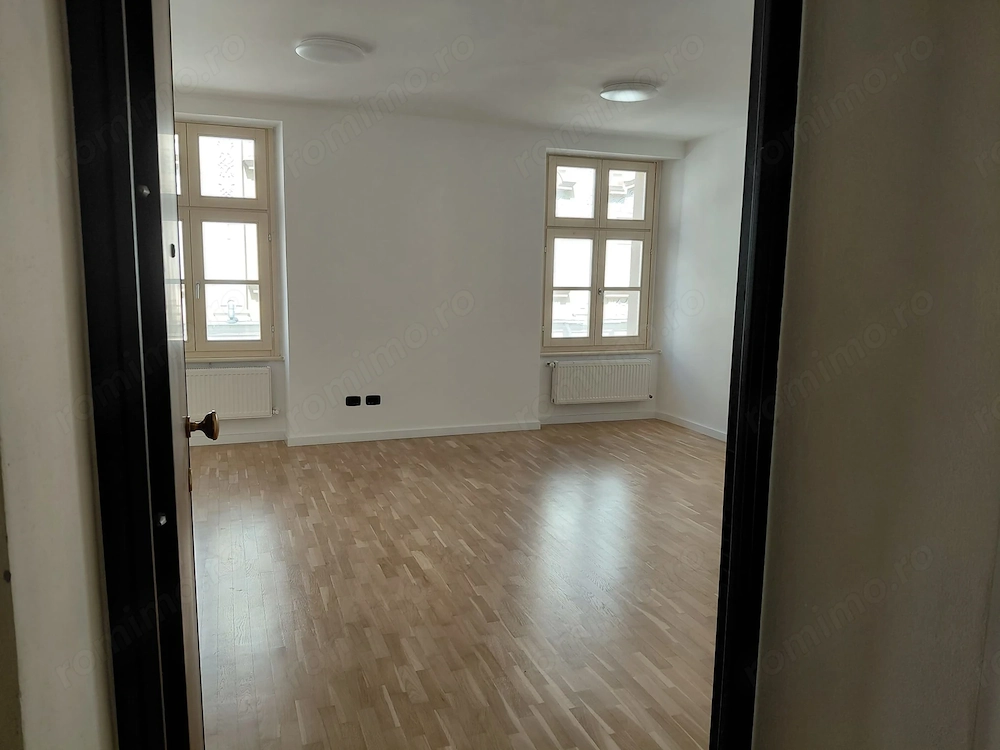 Ofer spatiu de birou 30 mp cu baie in Piata Unirii la 2 minute de Tribunalul Timisoara
