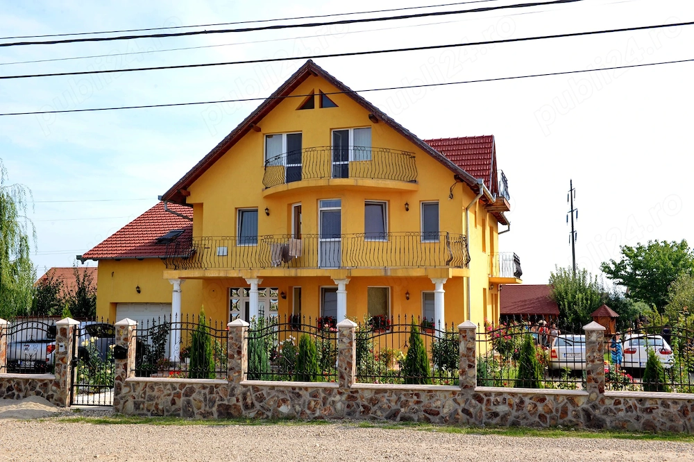 Închiriere proprietate 500 mp 8 camere cu baie proprie   mobilată   panouri fotovoltaice + parcare 