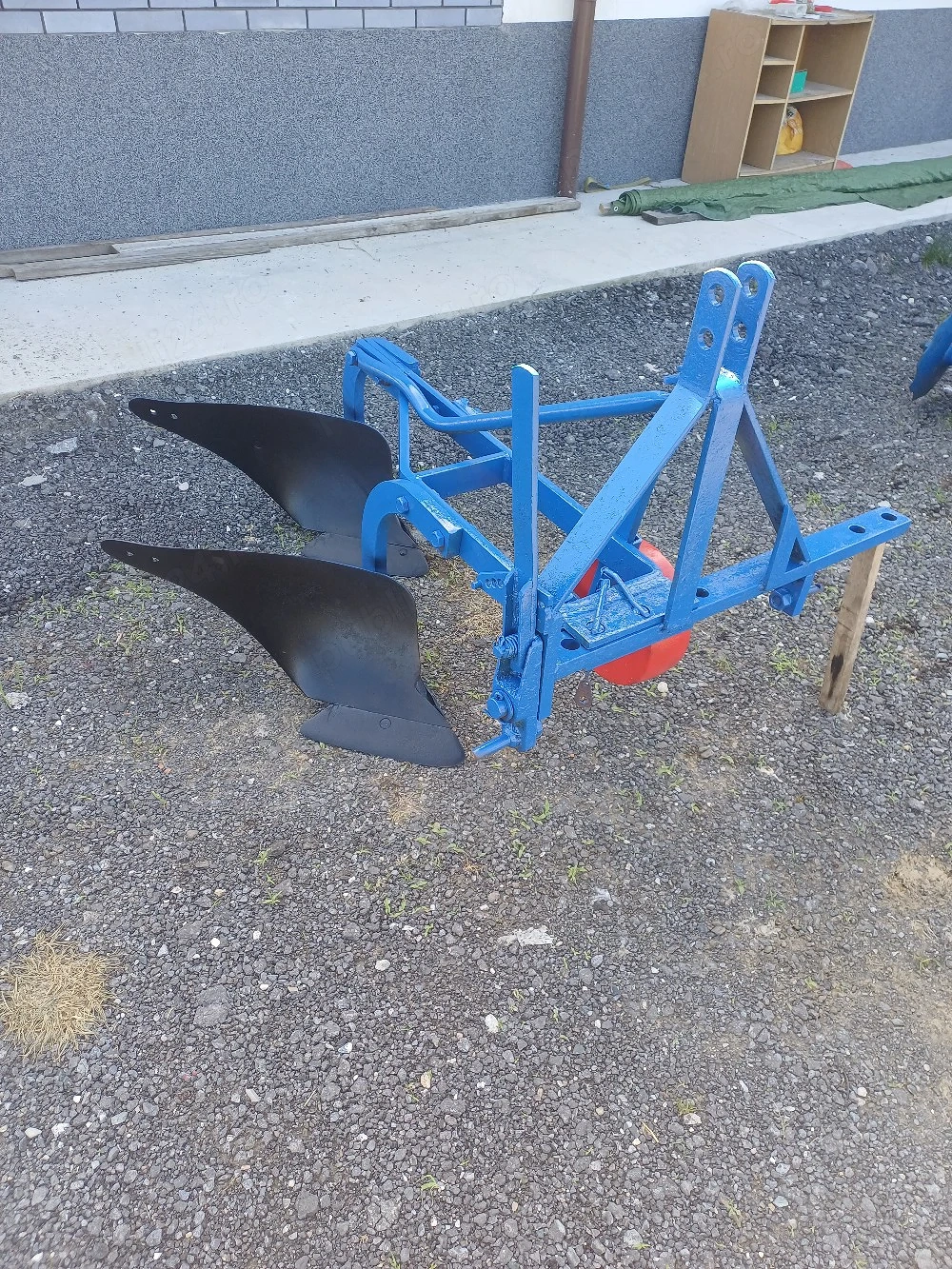 plug cu 2 brezde pentru tractor 45 cp