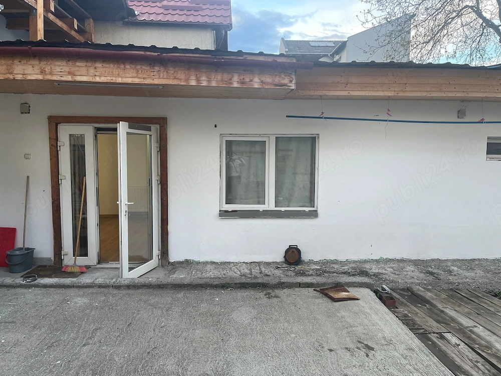 Apartament cu 2 camere la curte, singur in curte ,pe De Mijloc