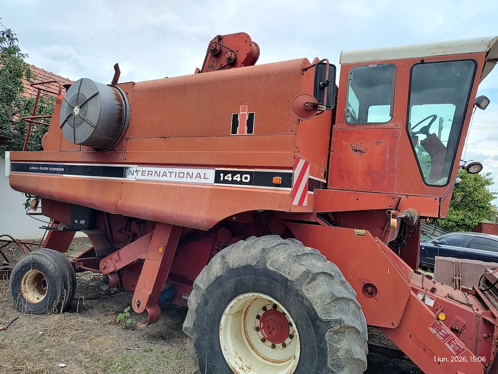 Vand combină Case International 1440