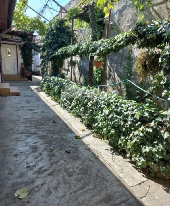 Teren de 435mp cu utilitati si deschidere 14 m- Coiciu / constructie demolabil