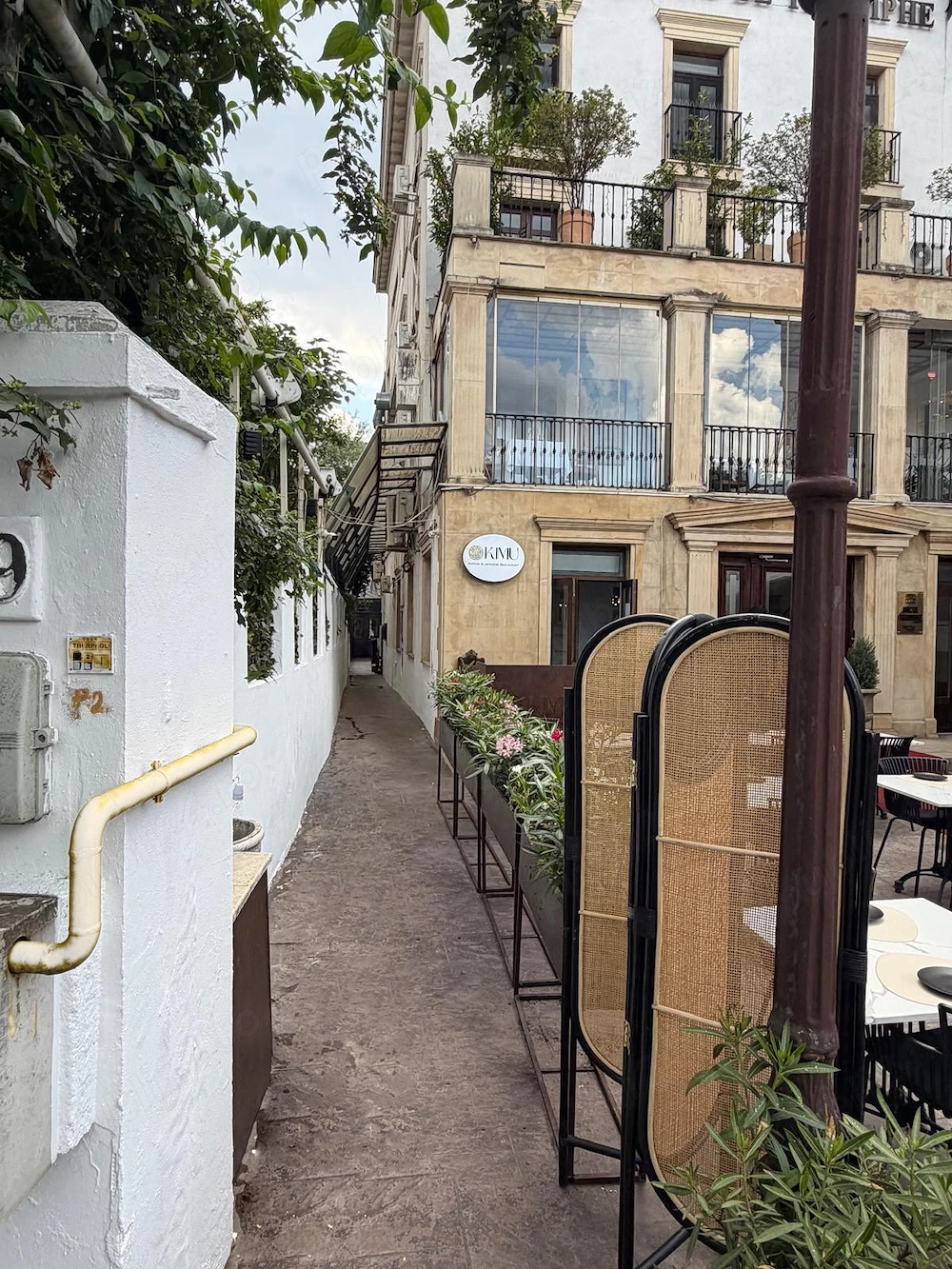 Proprietar, inchiriez bistro-cafe  birouri, 2 intrari,  proximitate Arcul de Triumf,