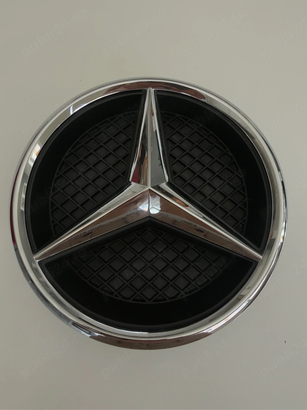 Emblemă grilă față Mercedes OEM A0008880060 W205 W176 CLA GLA GLK