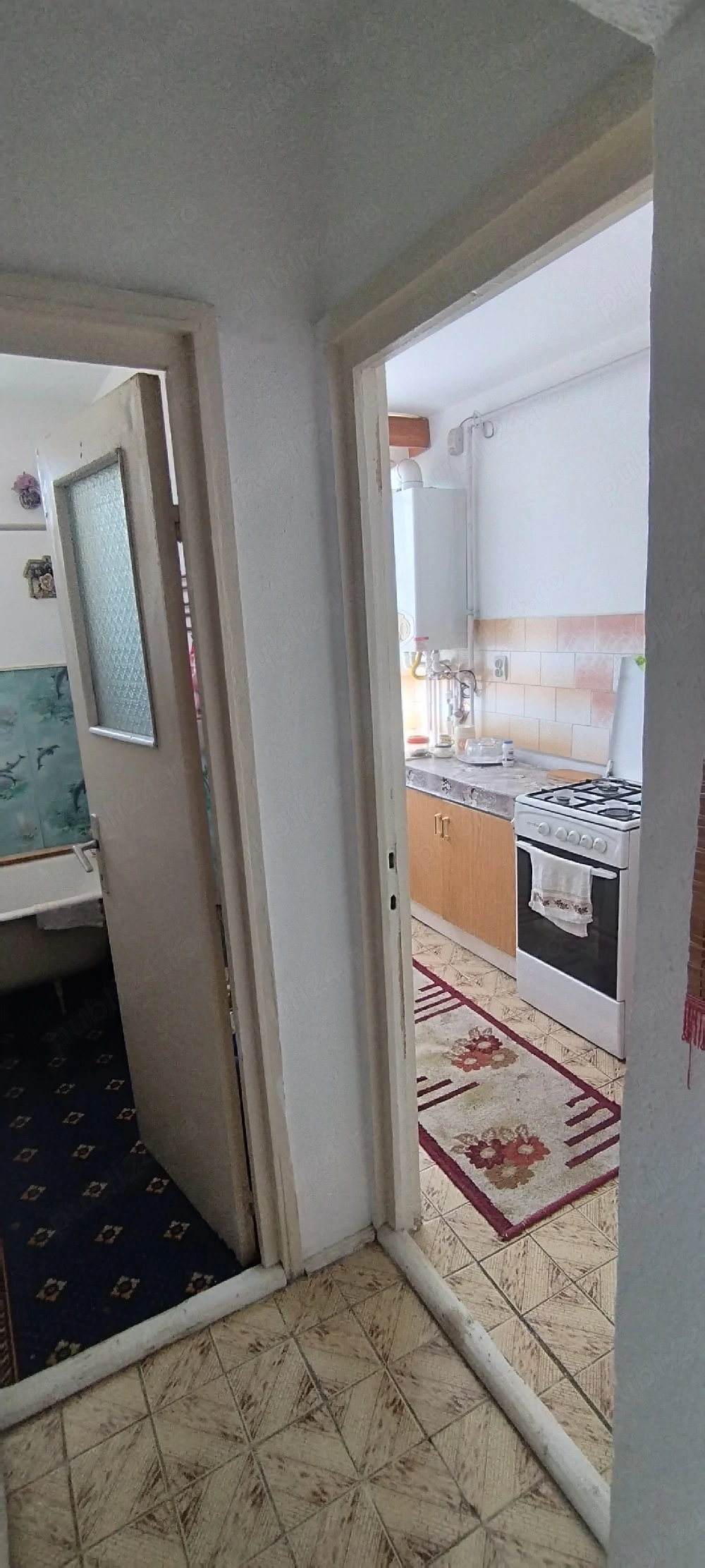 Garsinieră centru bloc cu apartamente decomandată