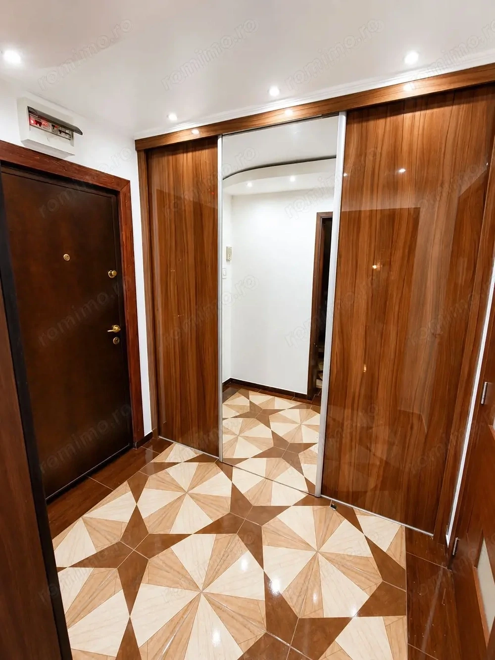Apartament 2 Camere Centrala Proprie Etaj 1 Zona  Calea Sagului