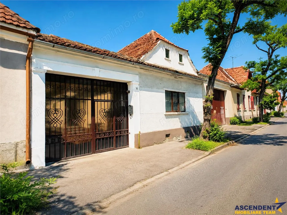 Casa cu 4 camere, garaj, pivnita boltita si potential, Brasov