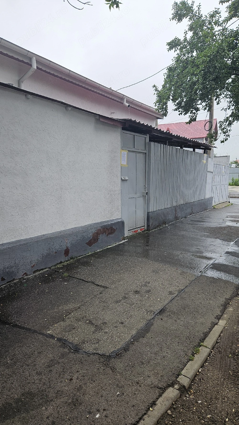 Vand urgent casa la curte,sau inchirez pt spatiu comercial