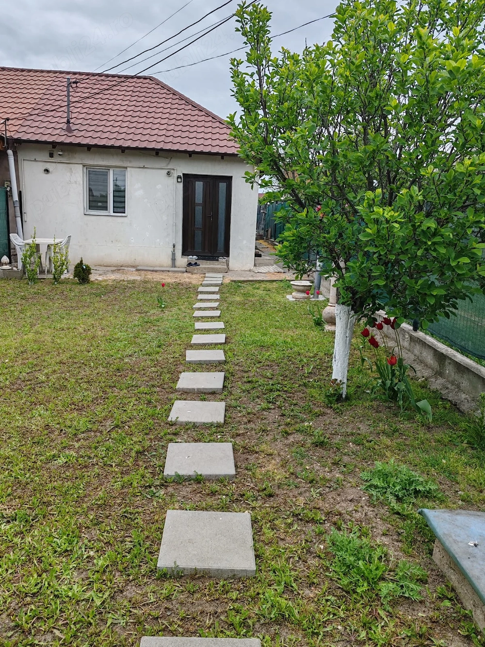 Casa 2 camere cu centrala gaz si teren 300 mp zona Primarie si Scoala