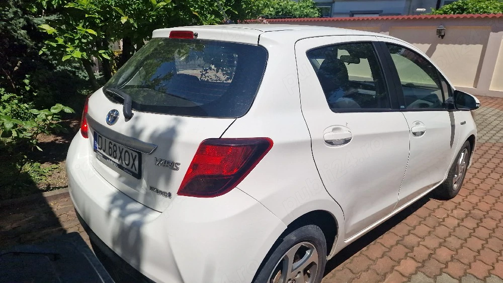 Particular vând toyota yaris hibrid 