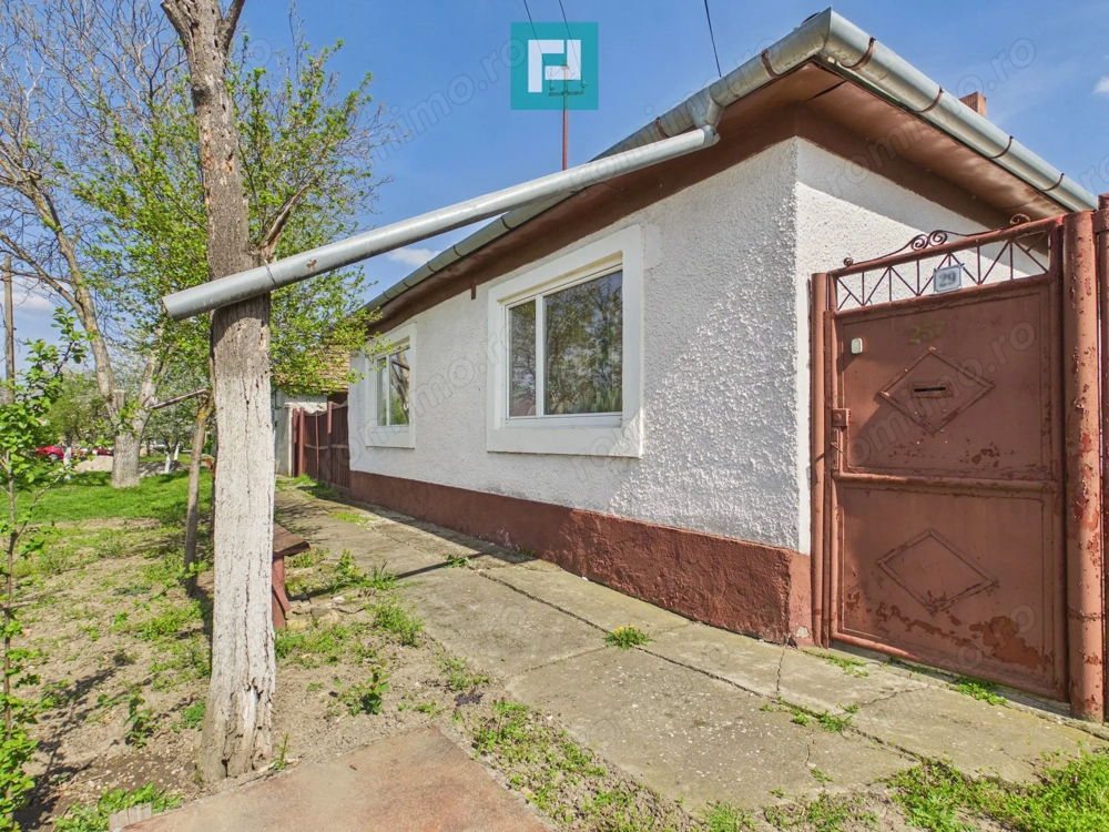 Casă cu 3 camere și 1047 mp în Peregu Mic