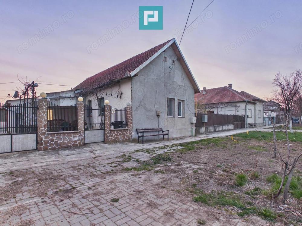 Casă cu 3 camere și teren de 700 mp în Cermei