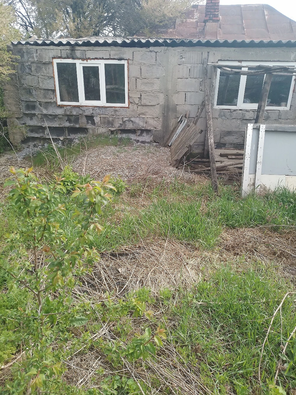Vand casa comuna Mănești cu toate utilitatile, teren 2930 m .