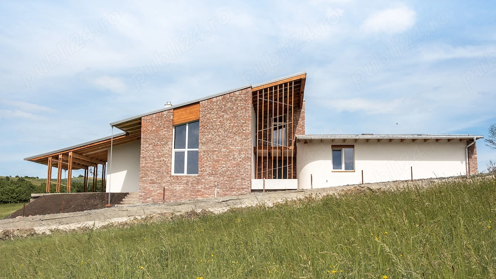 casa semifinisata, cu totul diferita, in varf de deal, de vanzare