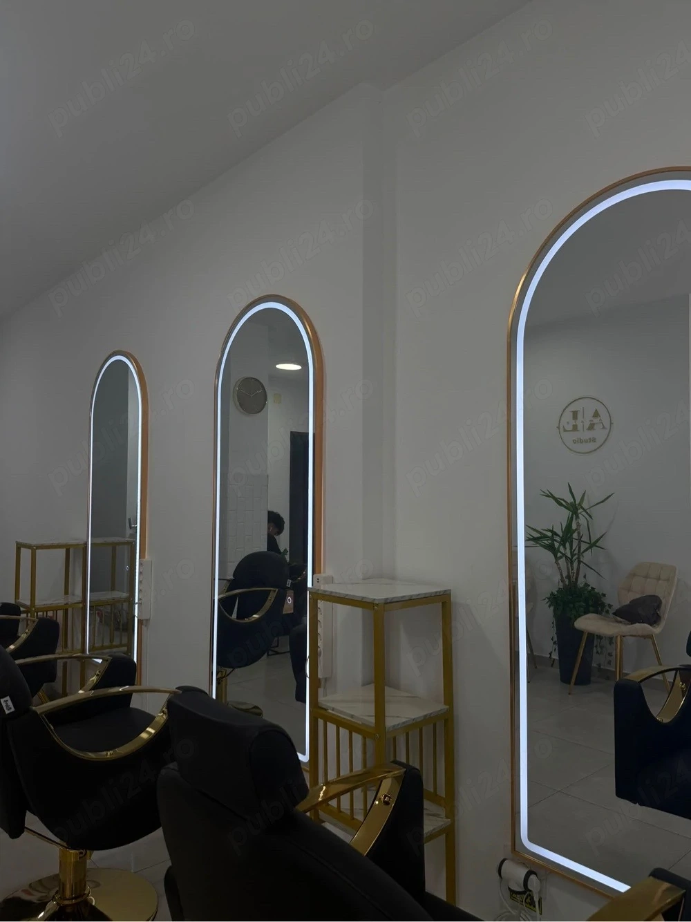 inchiriez post salon pentru 2 coafeze 1 frizer , pedi medicala si make up 