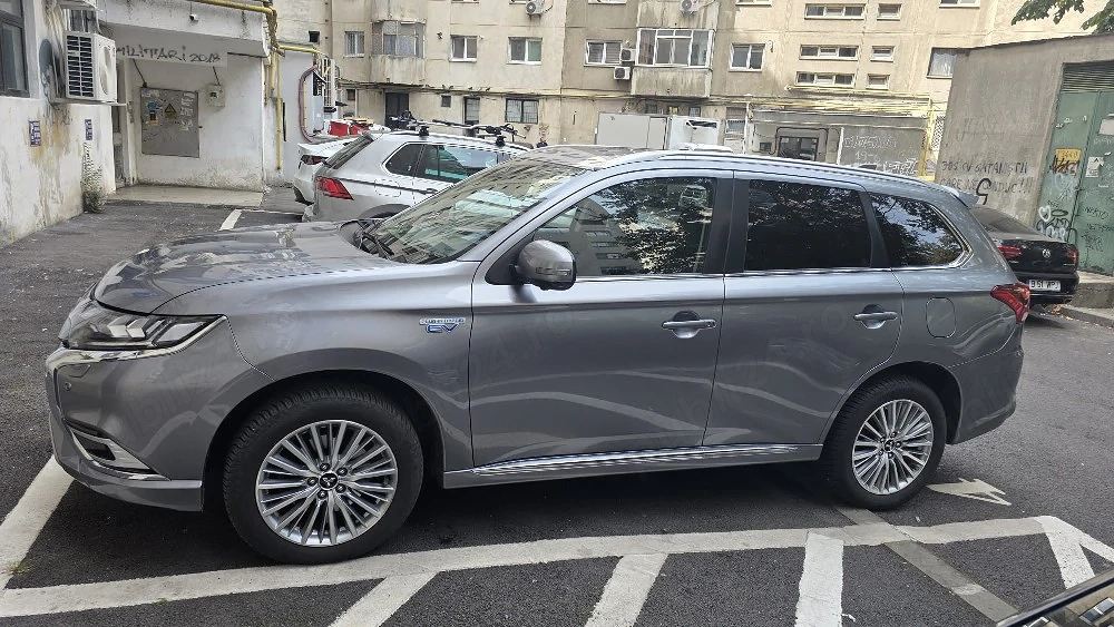 Vând Mitsubishi Outlander PHEV 2020