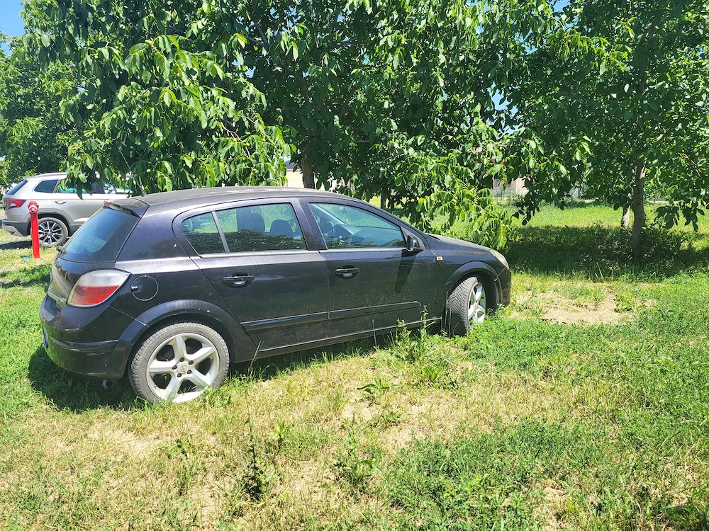 Vand Opel Astra H, motor diesel, cutie manuala, 240.000 km. Masina se vinde intreaga ca masina donat