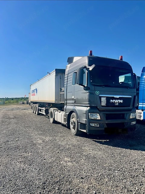 De vanzare ansamblu format din cap tractor si bena de cereale