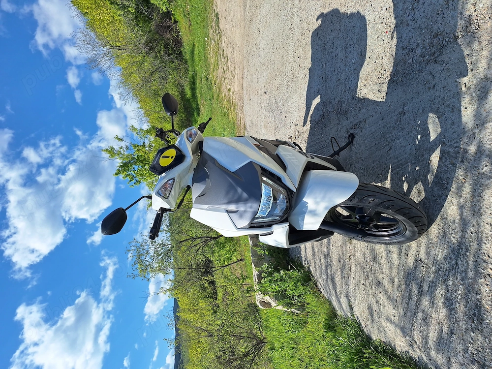 Vand Scuter Suzuki Avenis an 2024, 2050km, inca 3 ani de garantie, consum 1.8%, stare foarte buna