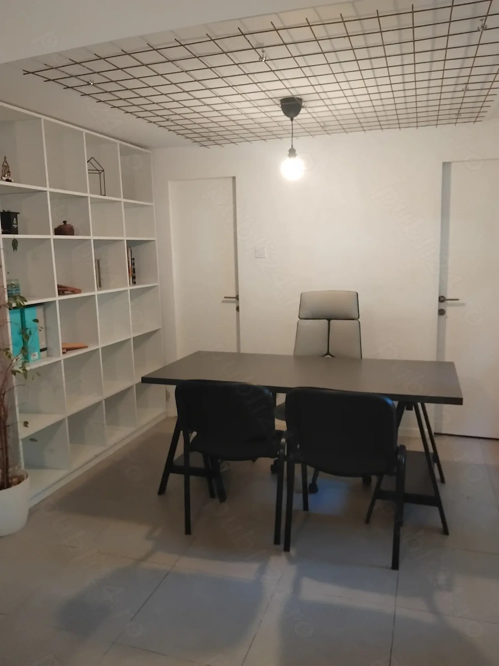 Inchiriez birou mobilat și utilat 