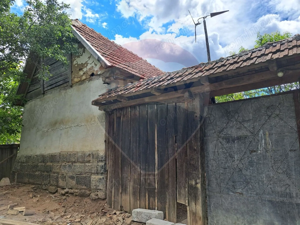 Casă batraneasca Laz comuna Dezna,teren 2800 mp teren