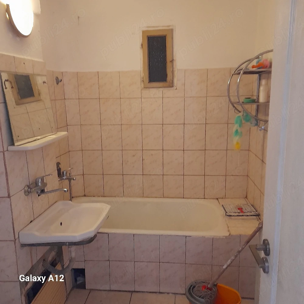 vand apartament cu 4 camere 