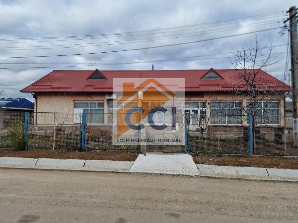 Se oferă spre vânzare / închiriere clădire cu spațiu comercial