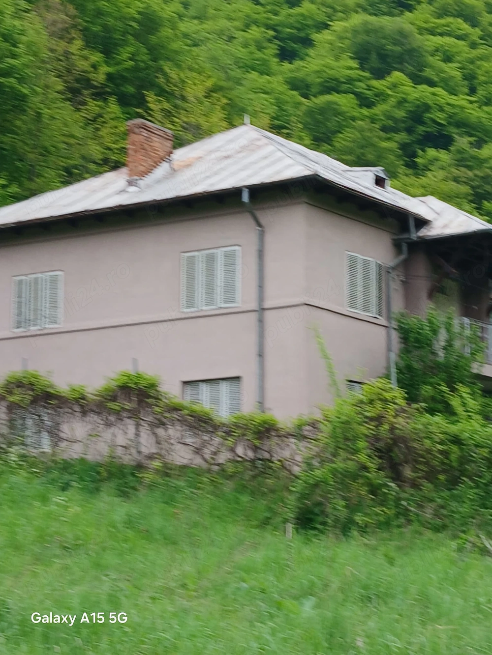 Vind proprietate Vila 5 camere,dependinte,constructie anexa impreuna cu 5000 mp teren ,la munte