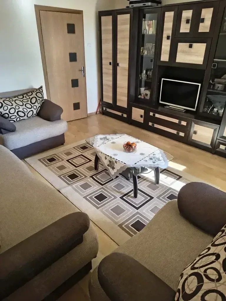 De vanzare garsoniera spatioasa etaj 2 zona Ciserom