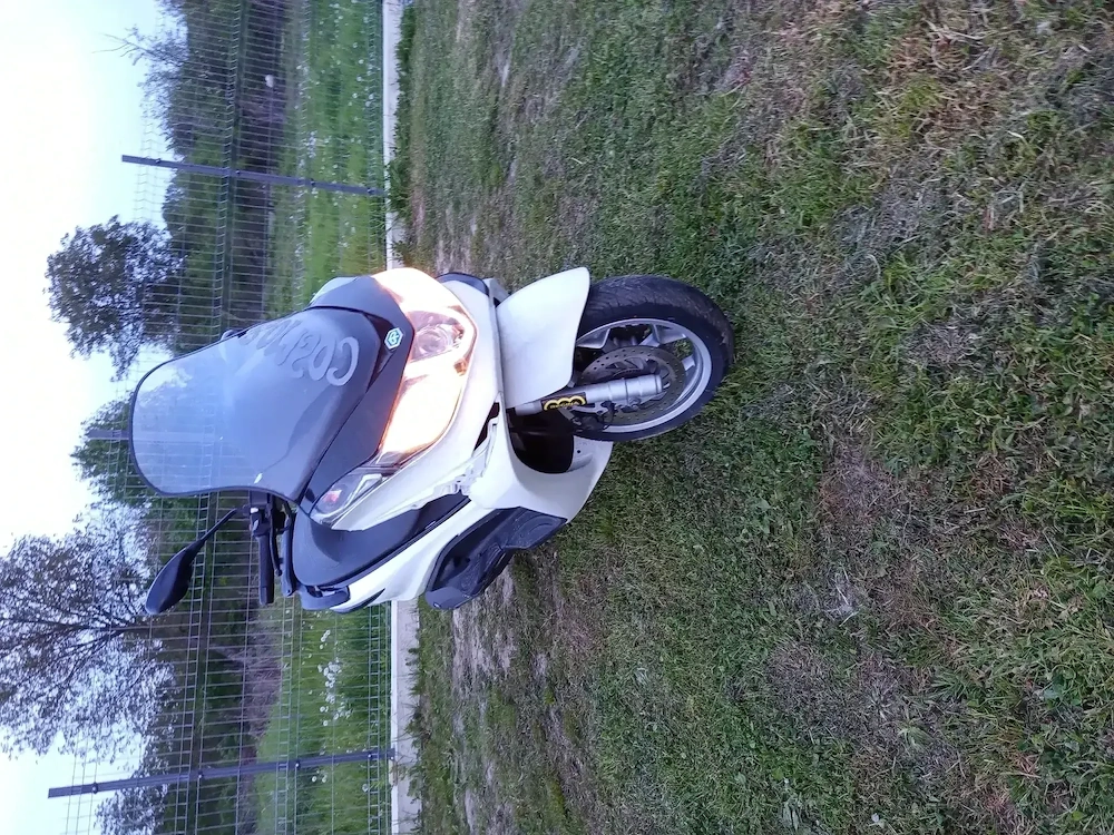 Piaggio x10 maxi scooter de 125 centimetri se poate conduce și cu categoria B