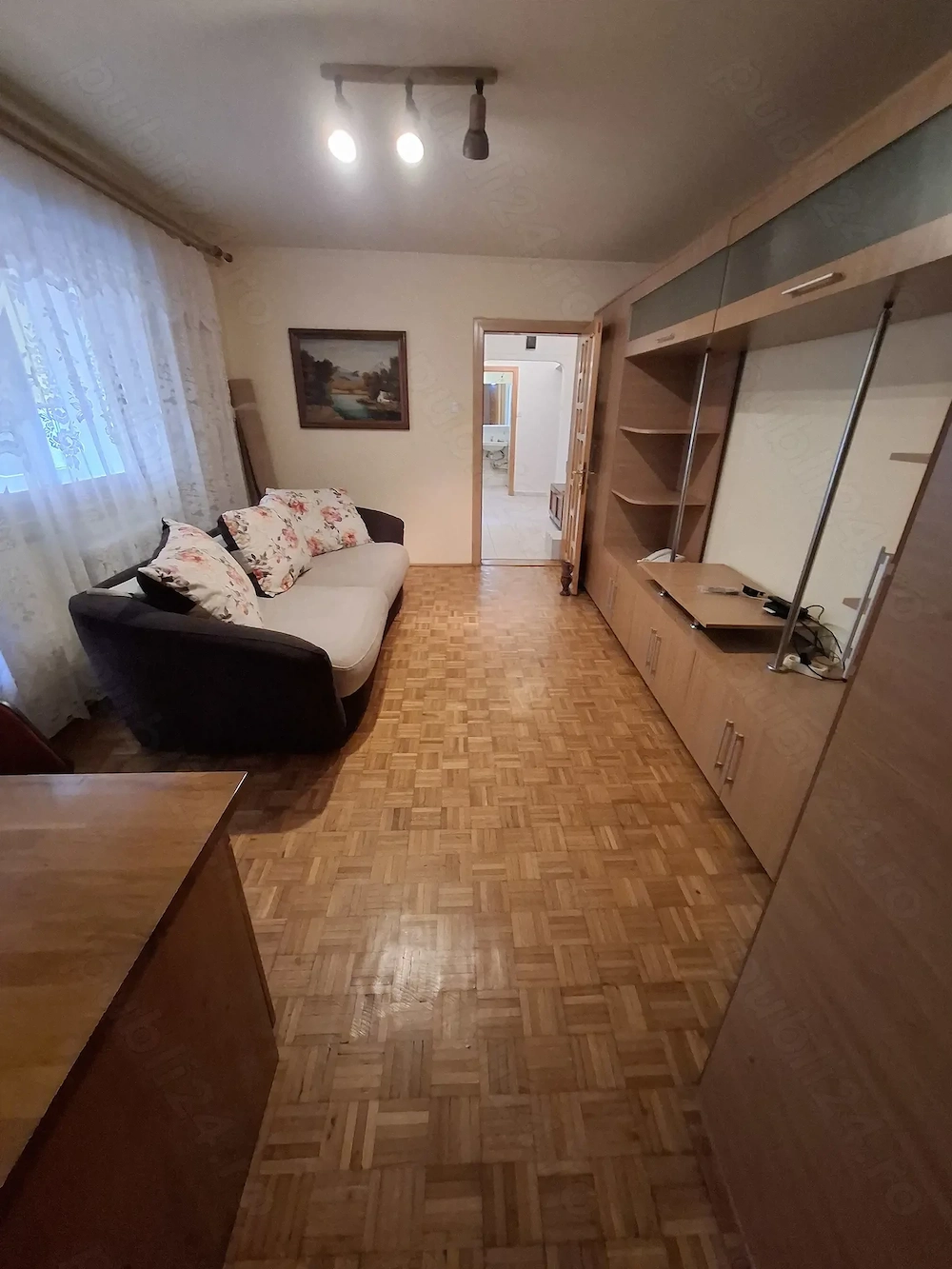 Vând apartament 3 camere confort 1 semidecomandat Bloc de 4etaje, etajul 1