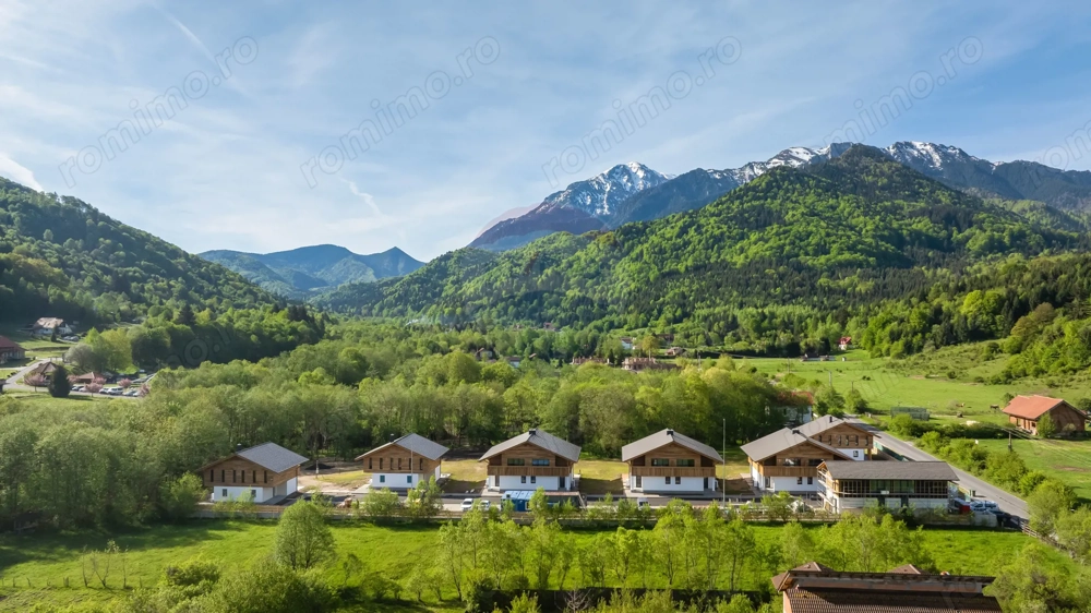 La poalele Bucegilor, ultimul chalet din proiectul Alpinia · Râșnov