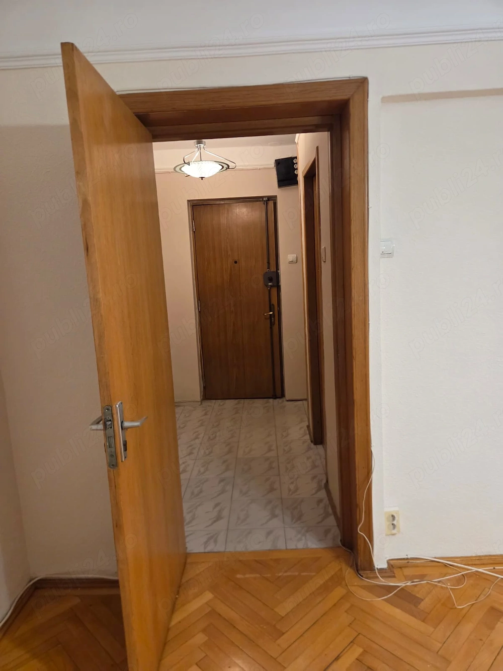 Inchiriez apartament cu trei camere parter  AFI COTROCENI pretabil spatiu birou si loc de parcare
