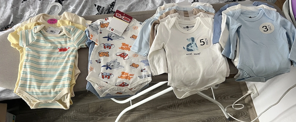 Vând hăinuțe bebe 0-3 luni 