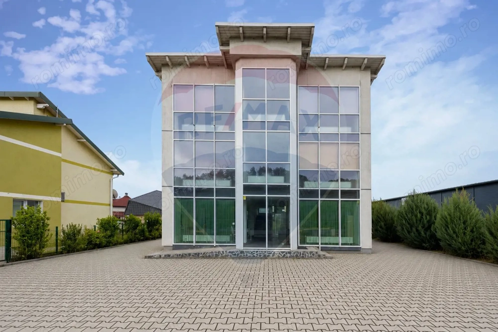 Cladire comerciala P+2E cu vizibilitate excelenta in Sanpetru