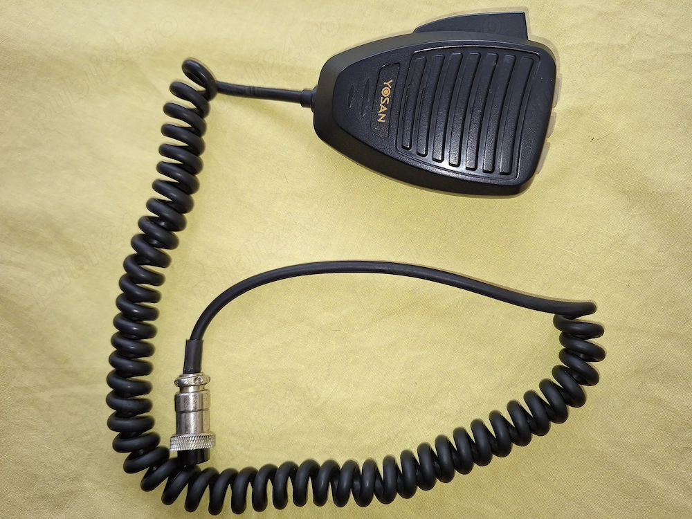 Microfon pentru stații radio CB marca Yosan, echipat cu un cablu spiralat negru, folosit