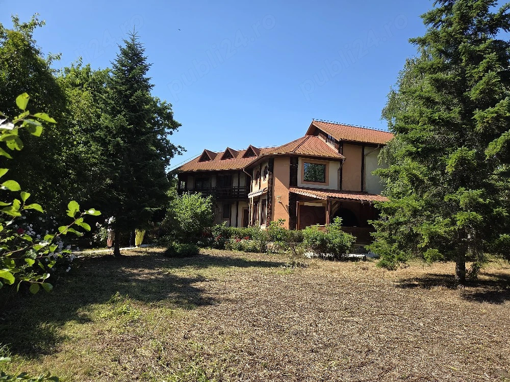 Casa in Scrovistea cu vedere la lacul Manastirea si padure