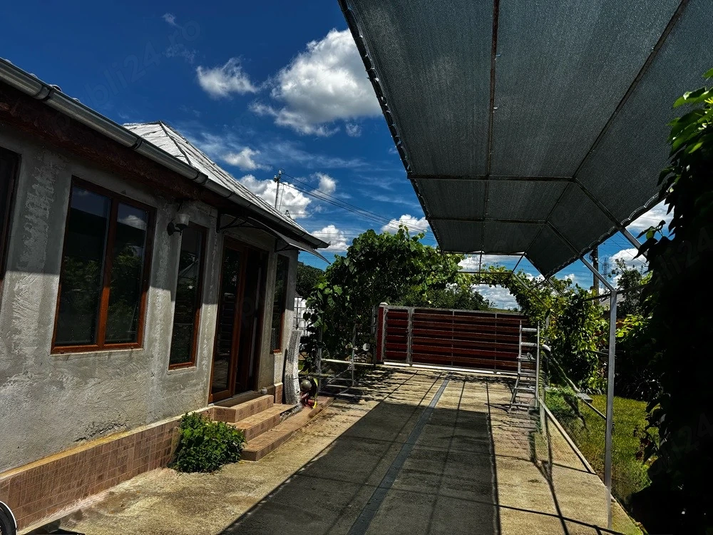 se vinde casa la tara