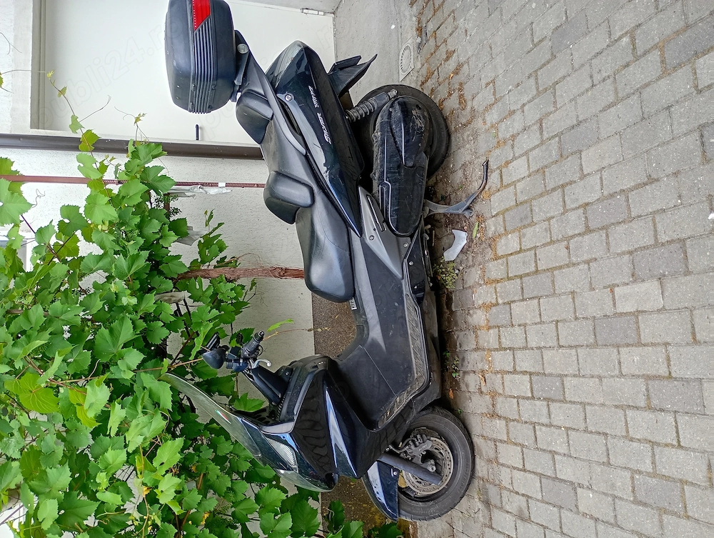 Vând maxi scuter honda 400