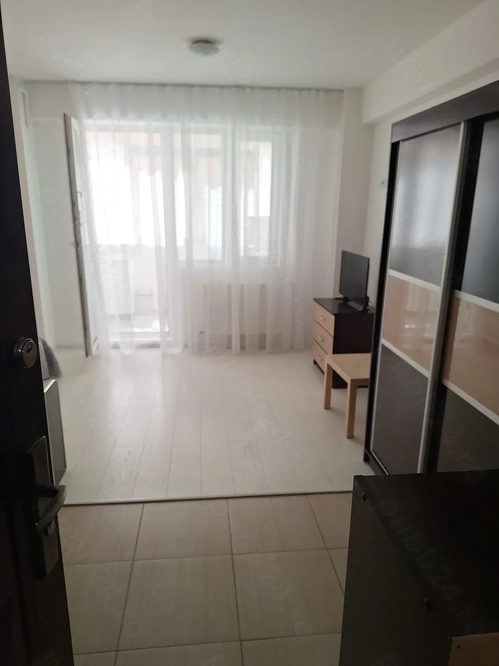Închiriez garsoniera 