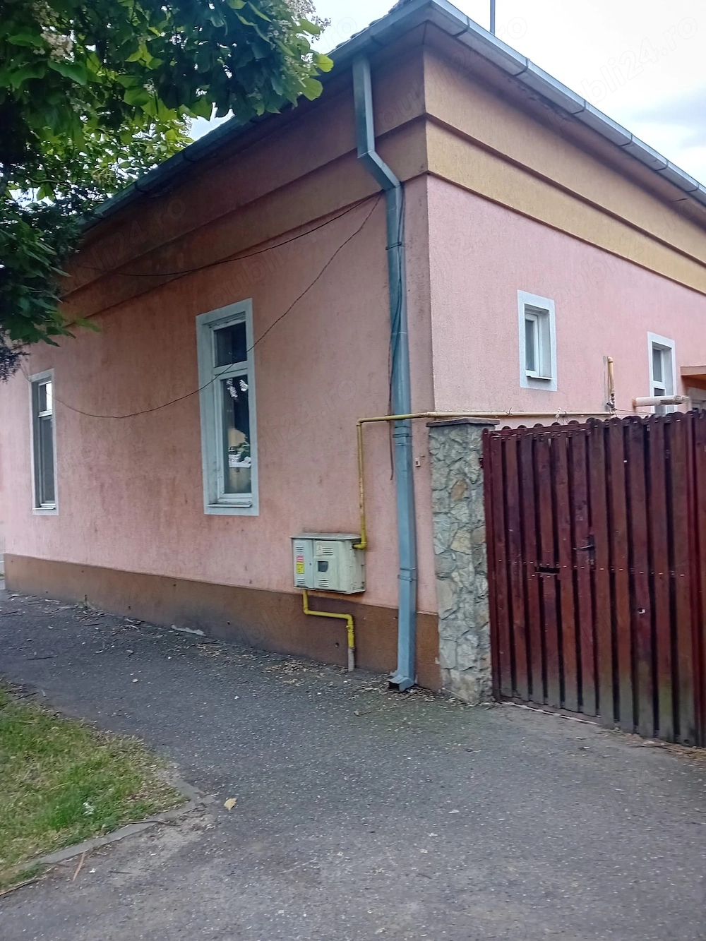 Casă de vânzare la câteva minute de centru.