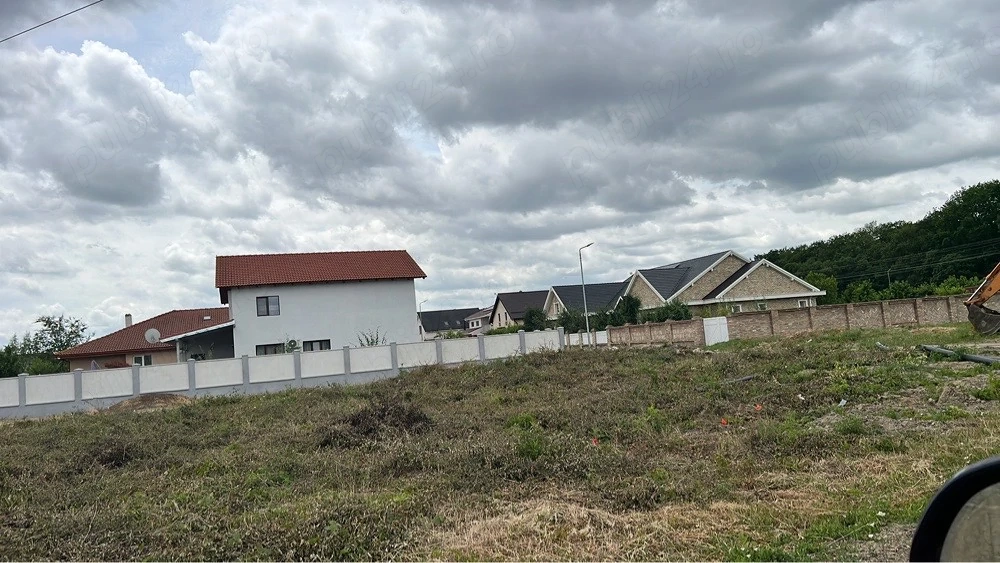 vând un teren de 3000 m  front stradal 50 m construibil