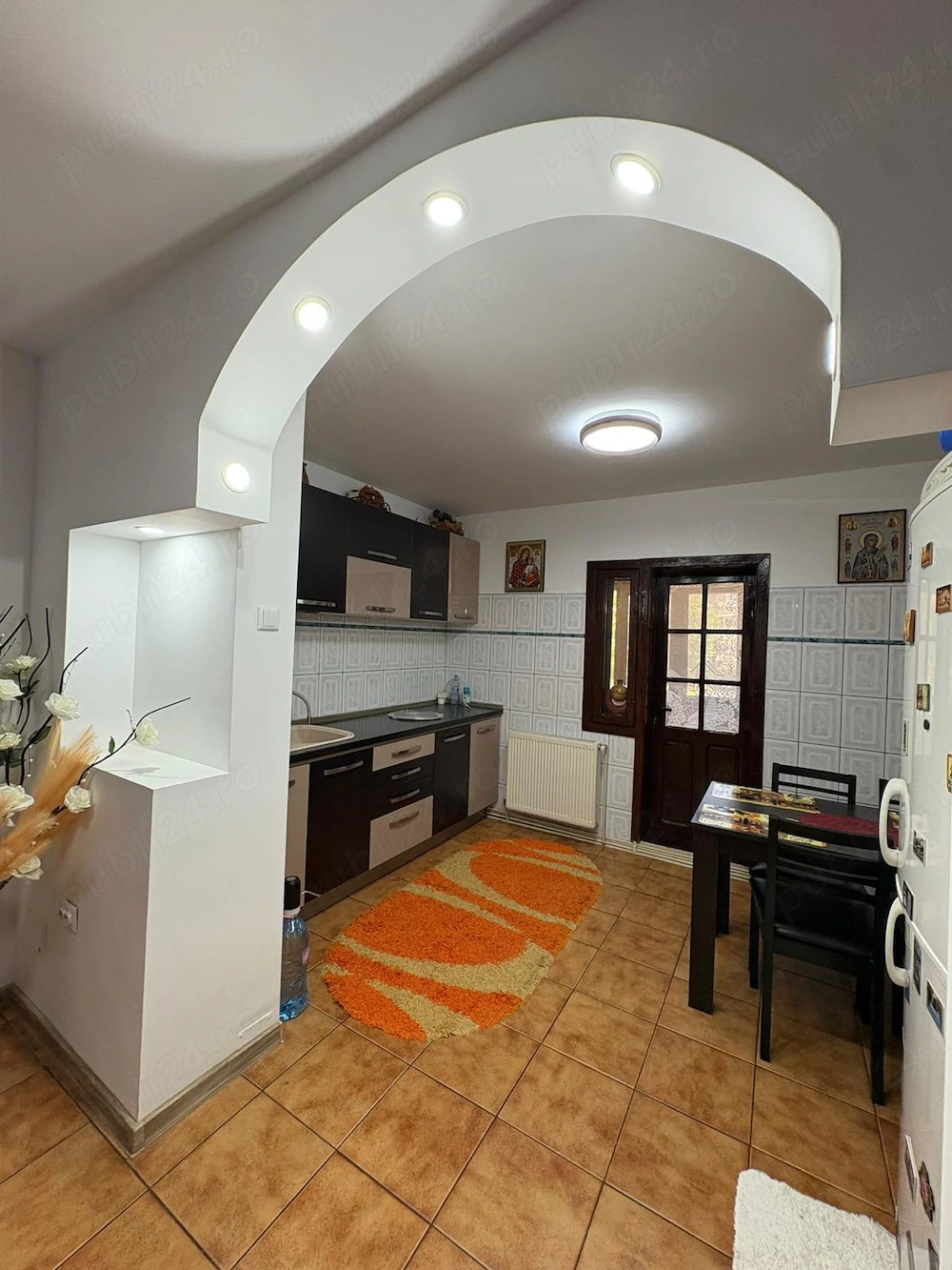 Vând apartament cu trei camere decomandat 