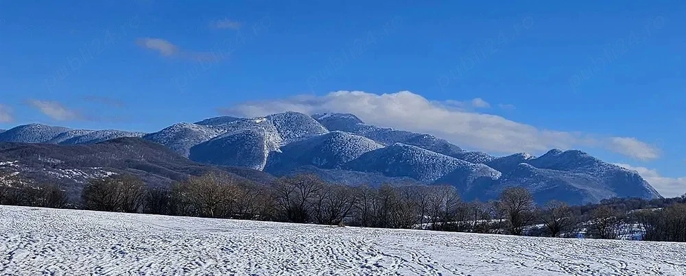 Teren cu panorama superba si parau